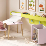 scrivania per bambini con accessori su mensola